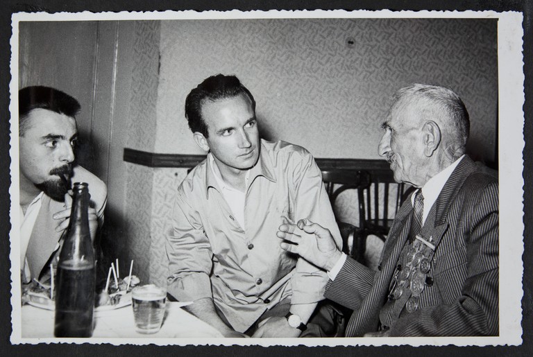 Trieste, luglio 1956, A.N.P.I. provinciale, Alcide Cervi conversa con alcuni ospiti